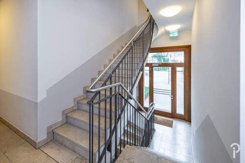 Treppenhaus mit Aufzug - Etagenwohnung mit 117,00 m² in Düsseldorf zum Kaufen