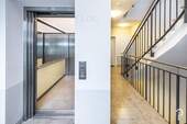 Treppenhaus mit Aufzug - 