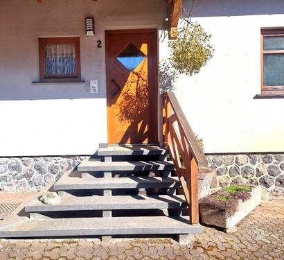 Hauseingang - 2 Zimmer Etagenwohnung zum Kaufen in Hilders