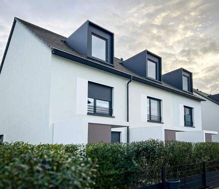 Außenansicht Links - Neuwertiges Reihenhaus mit Garage, sofort bezugsfertig