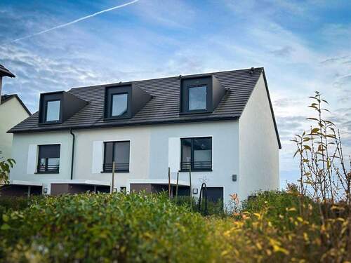 Außenansicht Rechts - 5 Zimmer Reihenmittelhaus zum Kaufen in Nauen