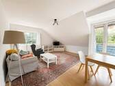 Lichtdurchflutetes Wohnzimmer mit Zugang zum Balkon - 2 Zimmer Etagenwohnung in Hamburg