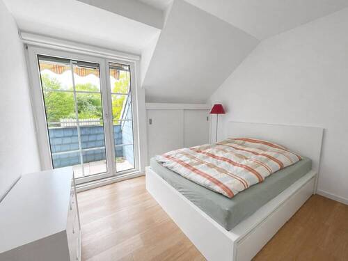 Schlafzimmer mit bodentiefen Fenstern und Zugang zum Balkon - Etagenwohnung mit 57,50 m&sup2; in Hamburg zum Kaufen