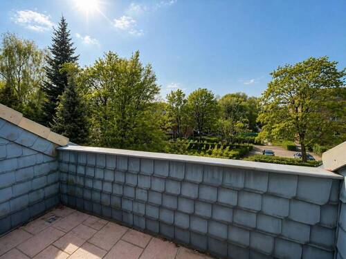 Balkon mit Blick in die Baumkronen - 