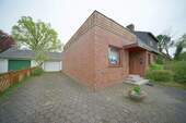 Einfahrt mit Garage - 