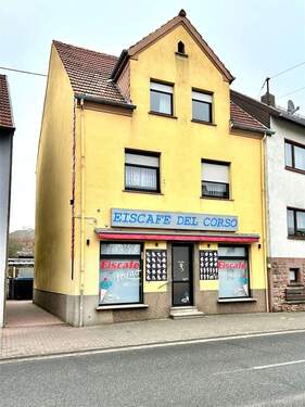 Vorderansicht - Merchweiler: 1 Fam.-Haus mit Ladenlokal in zentraler Lage!