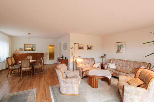 ganzes Wohnzimmer - 8 Zimmer Einfamilienhaus in Lehrte