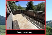 sonniger Balkon - Gediegene 3-Zi-ETW, ebenerdiger bergseitiger Zugang, talseitig 2-geschossig, ruhige Waldrandlage, Massivholz-Parkett,...