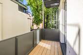 Großer, geschützter + verkleideter Balkon - 