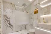 Elegantes Badezimmer in Marmoroptik - 