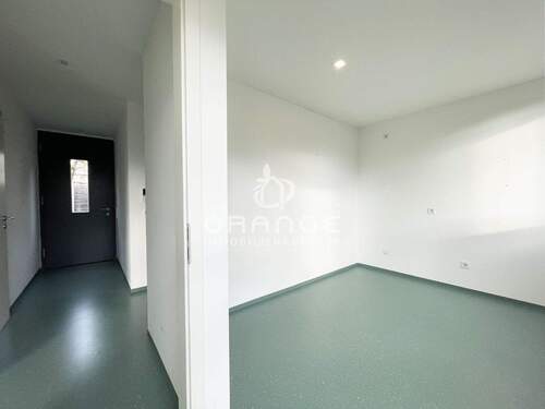 Ihre zweite Küche? Geradeaus der Zugang zum hinteren Objektbereich - 