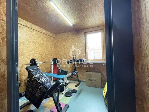 Fitnessbereich oder Büro? Mit Fußbodenheizung und in der Garage angeordnet - 