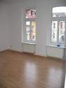 Wohnzimmer mit Laminat - Etagenwohnung mit 45,50 m² in Schwerin zur Miete