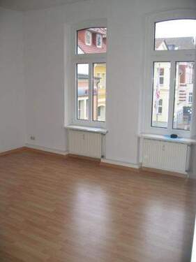 Wohnzimmer mit Laminat - Etagenwohnung mit 45,50 m² in Schwerin zur Miete