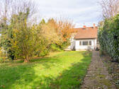 Blick auf das Haus aus dem Garten bei Pflege - 