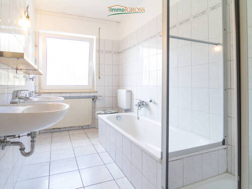 Badezimmer mit Badewanne und Duschkabine - 