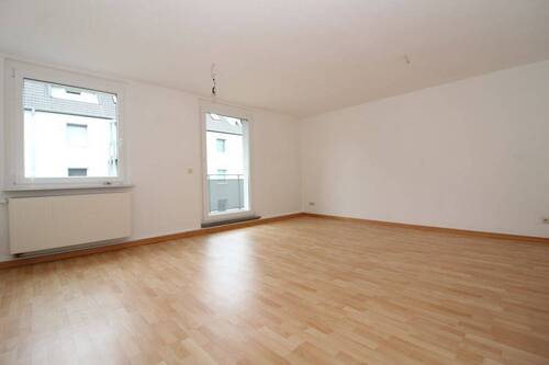 Wohnzimmer - 3 Zimmer Etagenwohnung zur Miete in Dessau-Roßlau