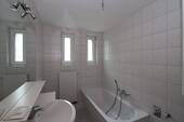 Badezimmer - Etagenwohnung mit 74,90 m&sup2; in Dessau-Roßlau zur Miete