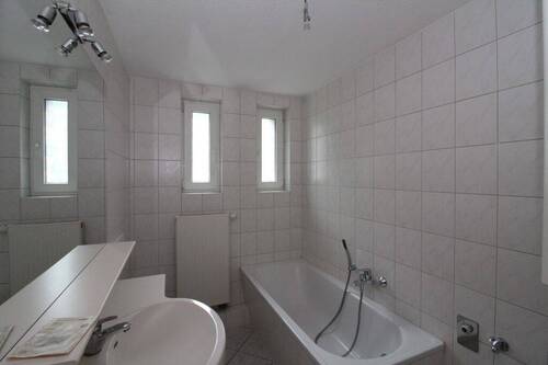 Badezimmer - Etagenwohnung mit 74,90 m&sup2; in Dessau-Roßlau zur Miete