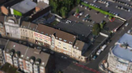 Luftansicht Haus + Stellplatz - Freie, sanierte 3,5-Zi. Wohnung, Zentral mit Balkon + Stellplatz, BJ 1990 