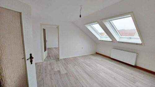 Zimmer 1 - Komplett sanierte 3-Raum-Dachgeschosswohnung in zentrumsnaher Lage