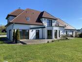 Südansicht mit Terrasse - Exklusives Wohnen in ruhiger Ortsrandlage