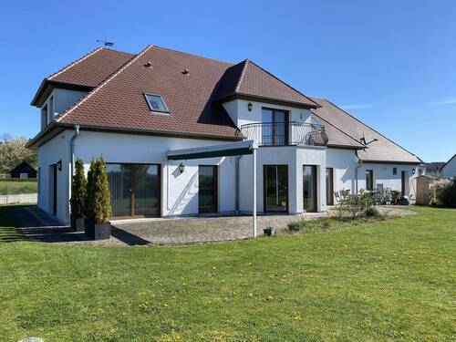 Südansicht mit Terrasse - Exklusives Wohnen in ruhiger Ortsrandlage