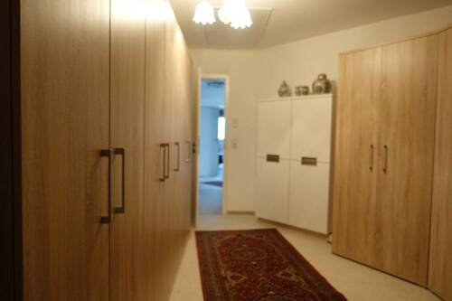 Abstellraum mit Zugang zum Dachboden über Garage - 