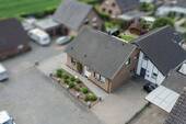 Hausansicht - Exklusives Mehrgenerationen-Ensemble in Wassernähe - Wohntraum mit Neubau-Komfort in Kleve