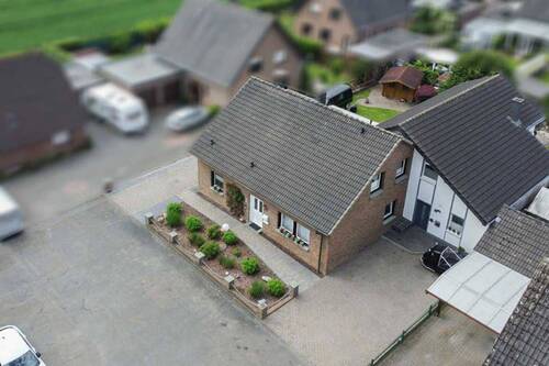 Hausansicht - Exklusives Mehrgenerationen-Ensemble in Wassernähe - Wohntraum mit Neubau-Komfort in Kleve
