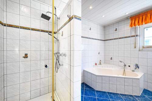 die Dusche im Masterbad - 