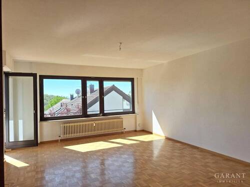 freundliches Wohnzimmer - 3 Zimmer Etagenwohnung in Stuttgart