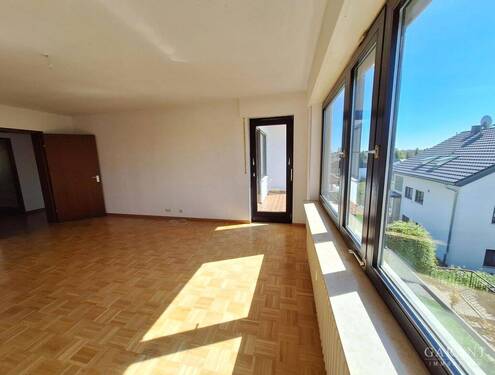 Wohnzimmer u. Balkon - Etagenwohnung mit 71,00 m&sup2; in Stuttgart zum Kaufen