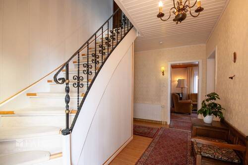 Flur mit Treppe - 