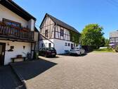 Außenansicht Hof - 7-Zi.-Zuhause mit großem Garten inkl. zwei kleiner Nebengebäude