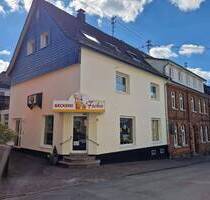 Im Herzen von Much: Wohn-Geschäftshaus mit Gewerbeeinheit und zwei Wohnungen