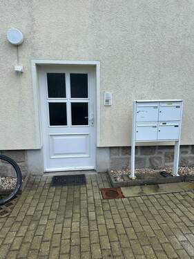 Haustür - Etagenwohnung mit 53,20 m&sup2; in Netzschkau zur Miete