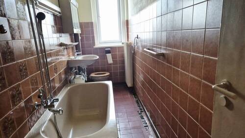 Badezimmer mit Fenster - Etagenwohnung mit 41,60 m&sup2; in Berlin zum Kaufen