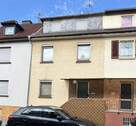 Hausansicht Straßenseite - Sanierungsbedürftiges Reihenmittelhaus, VERKAUF im Gebotsverfahren