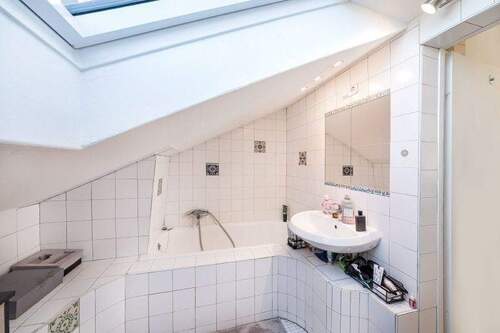 Hell gefliestes Bad - 2 Zimmer Etagenwohnung in Otterfing