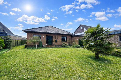 Titelbild - Zeitlose Architektur: Lichtdurchfluteter Bungalow-Klassiker mit viel Stauraum.