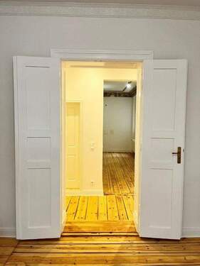 offene.Flügeltür_Blick_in_Wohnküche - 