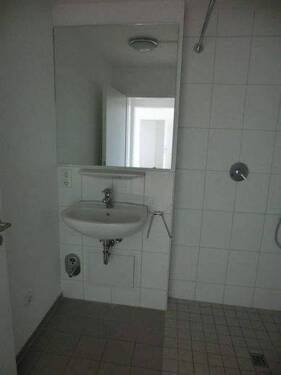 Bad mit Dusche und WC - 