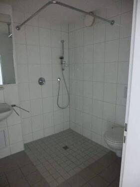Bad mit Dusche und WC - 