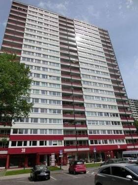 Der Rote Riese - !!!! Helle 2-Zimmer-Wohnung mit Fußbodenheizung und Loggia !!!!