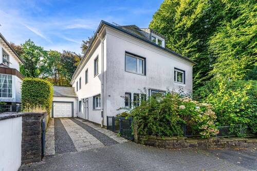 Außenansicht mit Garage - Imposantes Einfamilienhaus mit schönem Garten nahe City