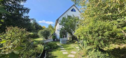 Außenansicht - Herrliches Einfamilienhaus mit wunderschönem und weitläufigem Garten in exponierter Lage von Rieden
