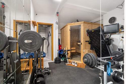 Homegym mit Sauna und Badezimmer - 