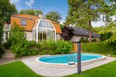 Gartenansicht - Exklusives Einfamilienhaus mit amerikanischem Flair, Wintergartengalerie und Pool