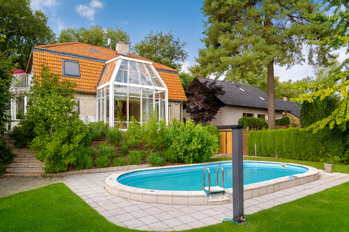 Gartenansicht - Exklusives Einfamilienhaus mit amerikanischem Flair, Wintergartengalerie und Pool